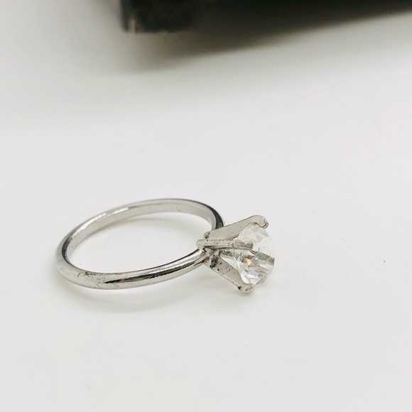 Vintage Clear Crystal Solitaire Uncas Ring - Picture 2 of 13